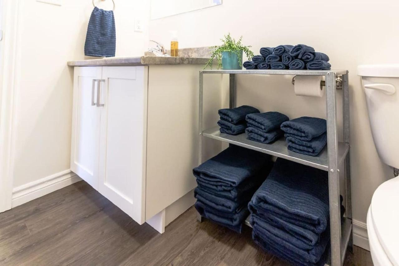 Newly Renovated Modern Condo Near Hospital, Unb Patio & Parking Coffee セント・ジョン エクステリア 写真