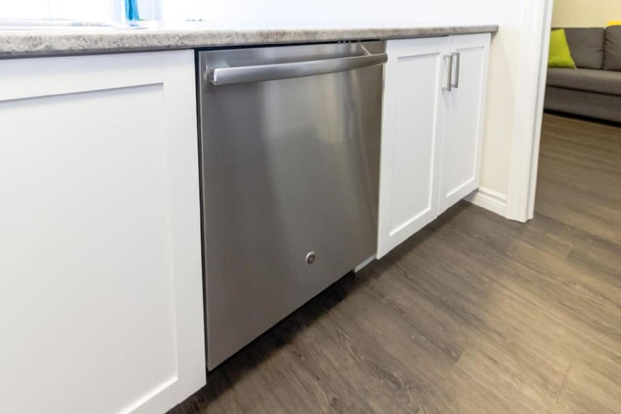 Newly Renovated Modern Condo Near Hospital, Unb Patio & Parking Coffee セント・ジョン エクステリア 写真