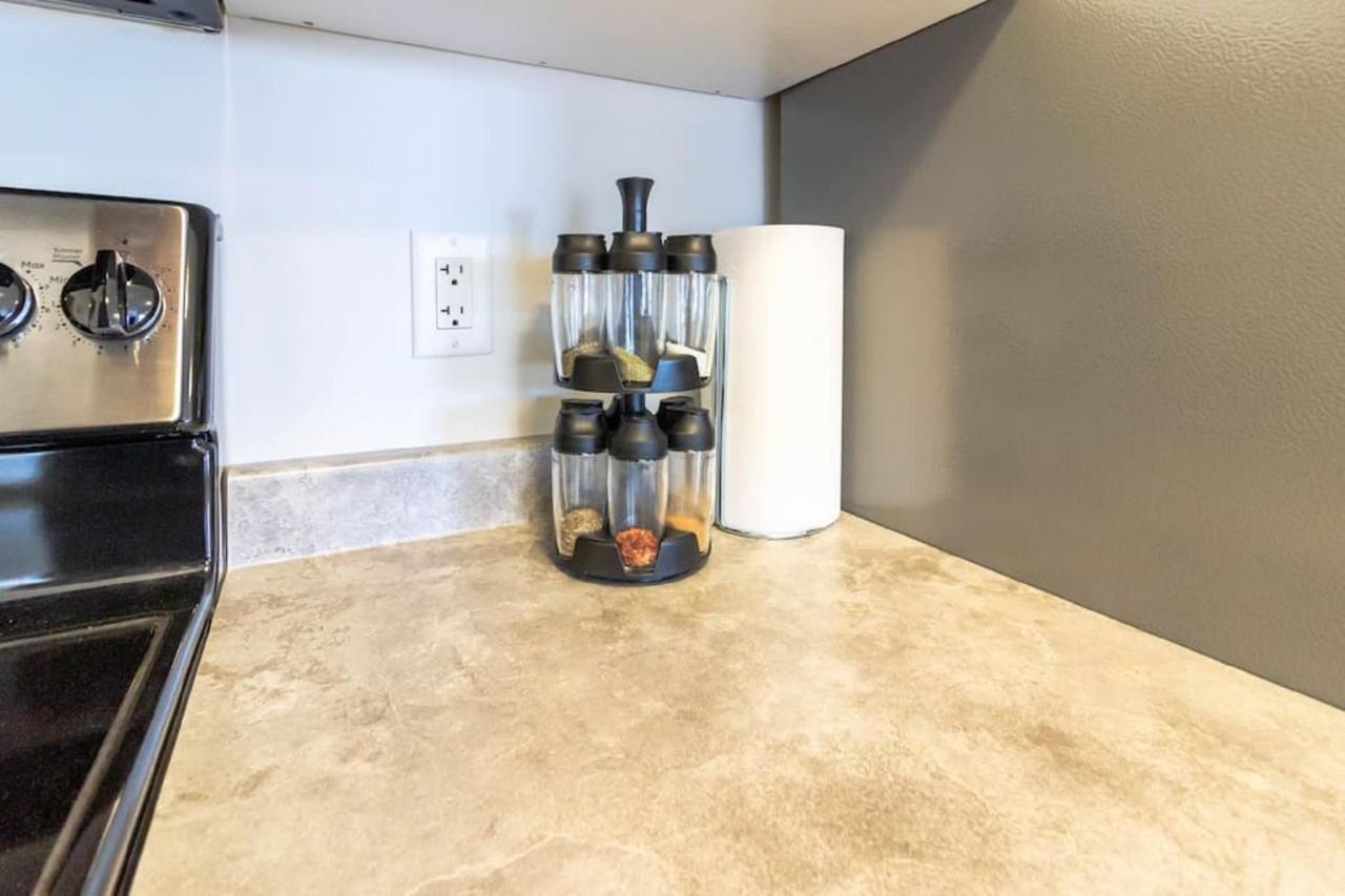 Newly Renovated Modern Condo Near Hospital, Unb Patio & Parking Coffee セント・ジョン エクステリア 写真
