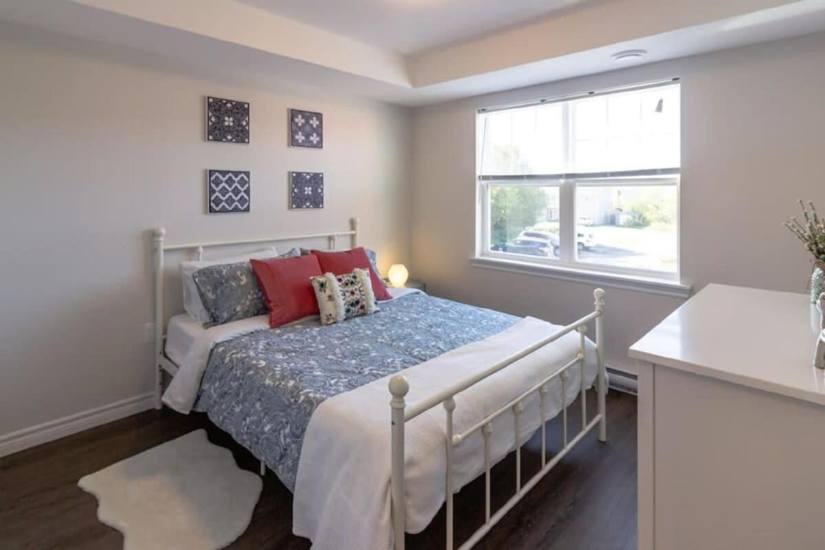 Newly Renovated Modern Condo Near Hospital, Unb Patio & Parking Coffee セント・ジョン エクステリア 写真