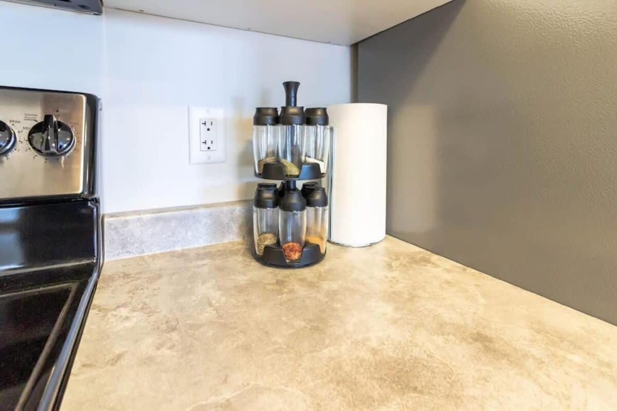 Newly Renovated Modern Condo Near Hospital, Unb Patio & Parking Coffee セント・ジョン エクステリア 写真