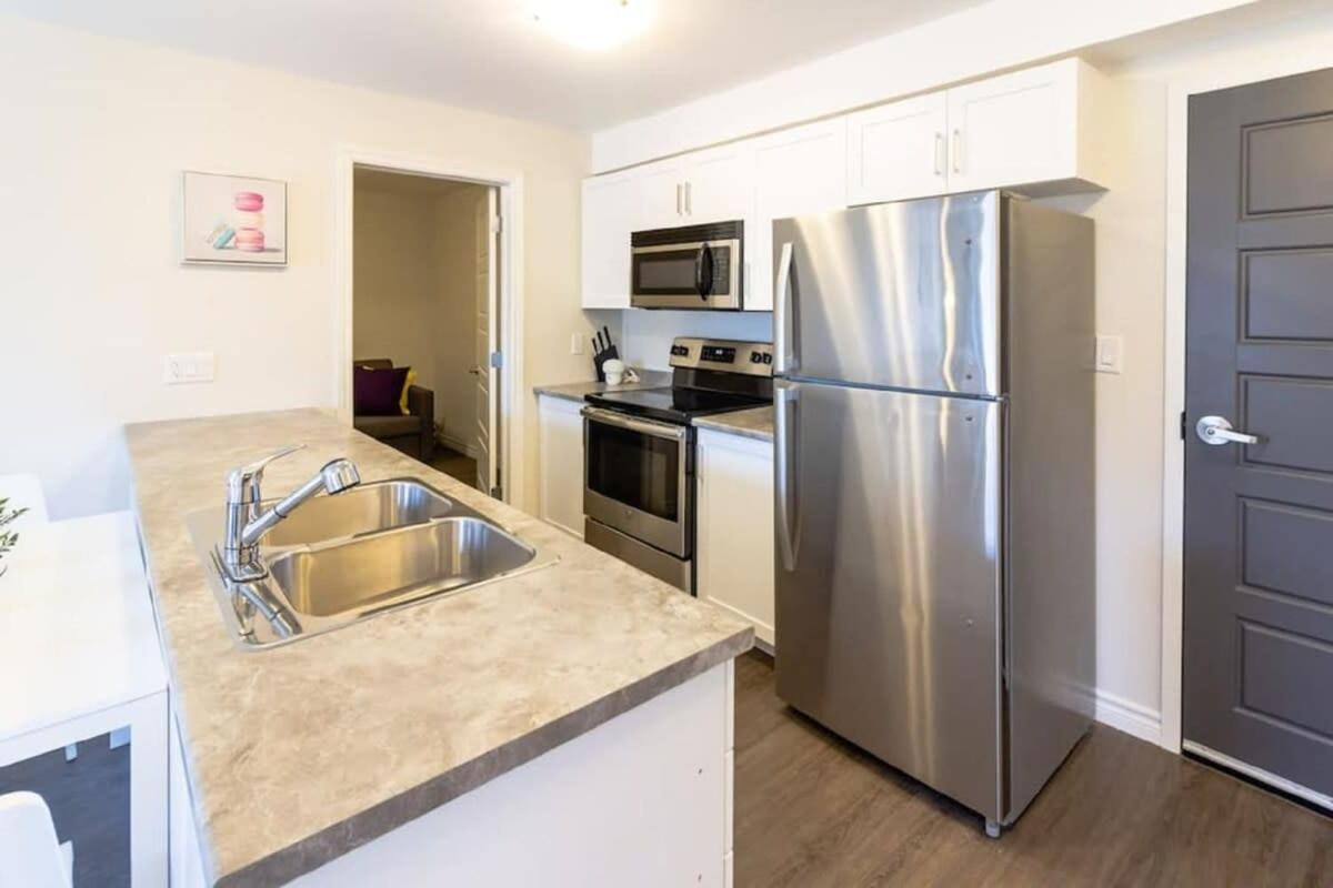Newly Renovated Modern Condo Near Hospital, Unb Patio & Parking Coffee セント・ジョン エクステリア 写真