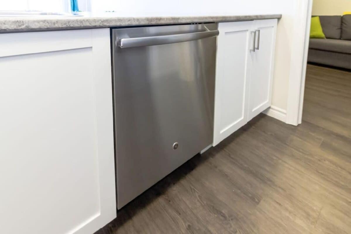 Newly Renovated Modern Condo Near Hospital, Unb Patio & Parking Coffee セント・ジョン エクステリア 写真
