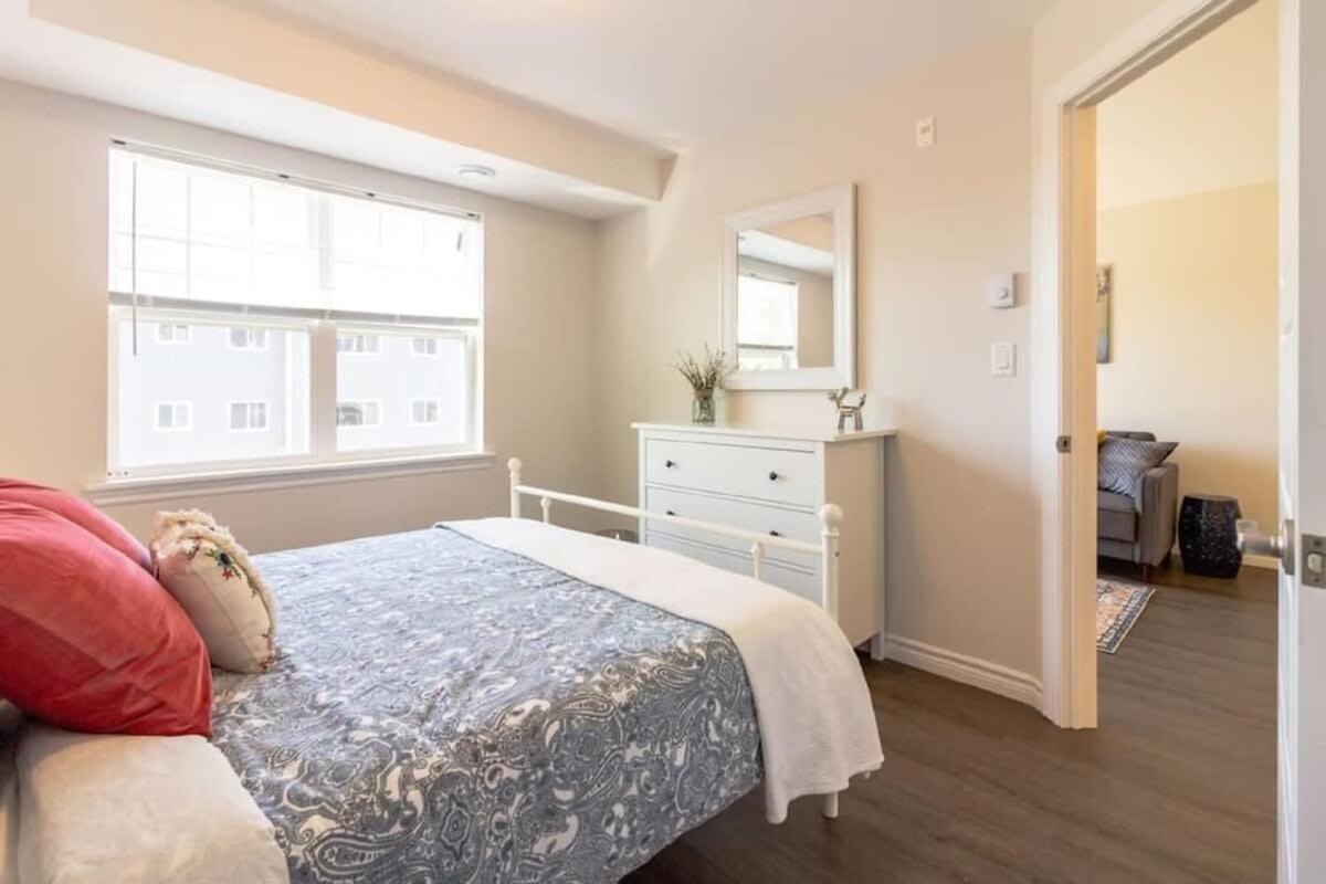 Newly Renovated Modern Condo Near Hospital, Unb Patio & Parking Coffee セント・ジョン エクステリア 写真