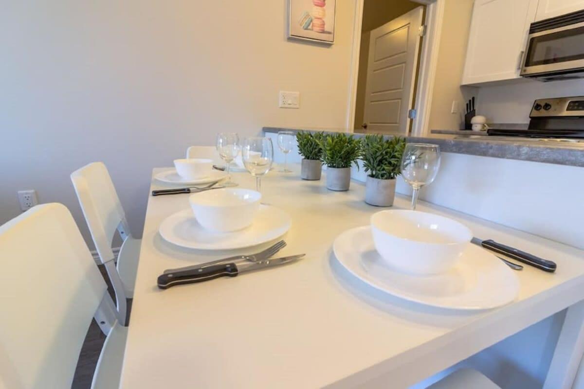 Newly Renovated Modern Condo Near Hospital, Unb Patio & Parking Coffee セント・ジョン エクステリア 写真