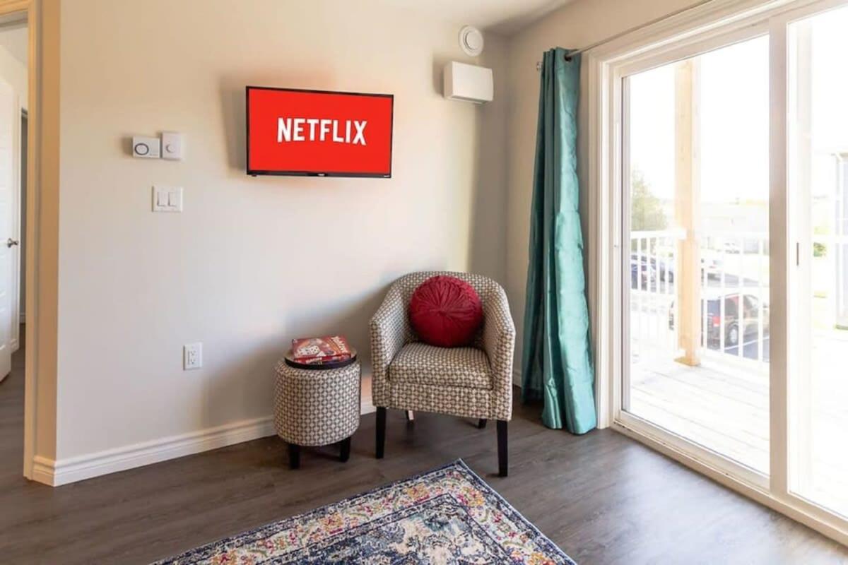 Newly Renovated Modern Condo Near Hospital, Unb Patio & Parking Coffee セント・ジョン エクステリア 写真