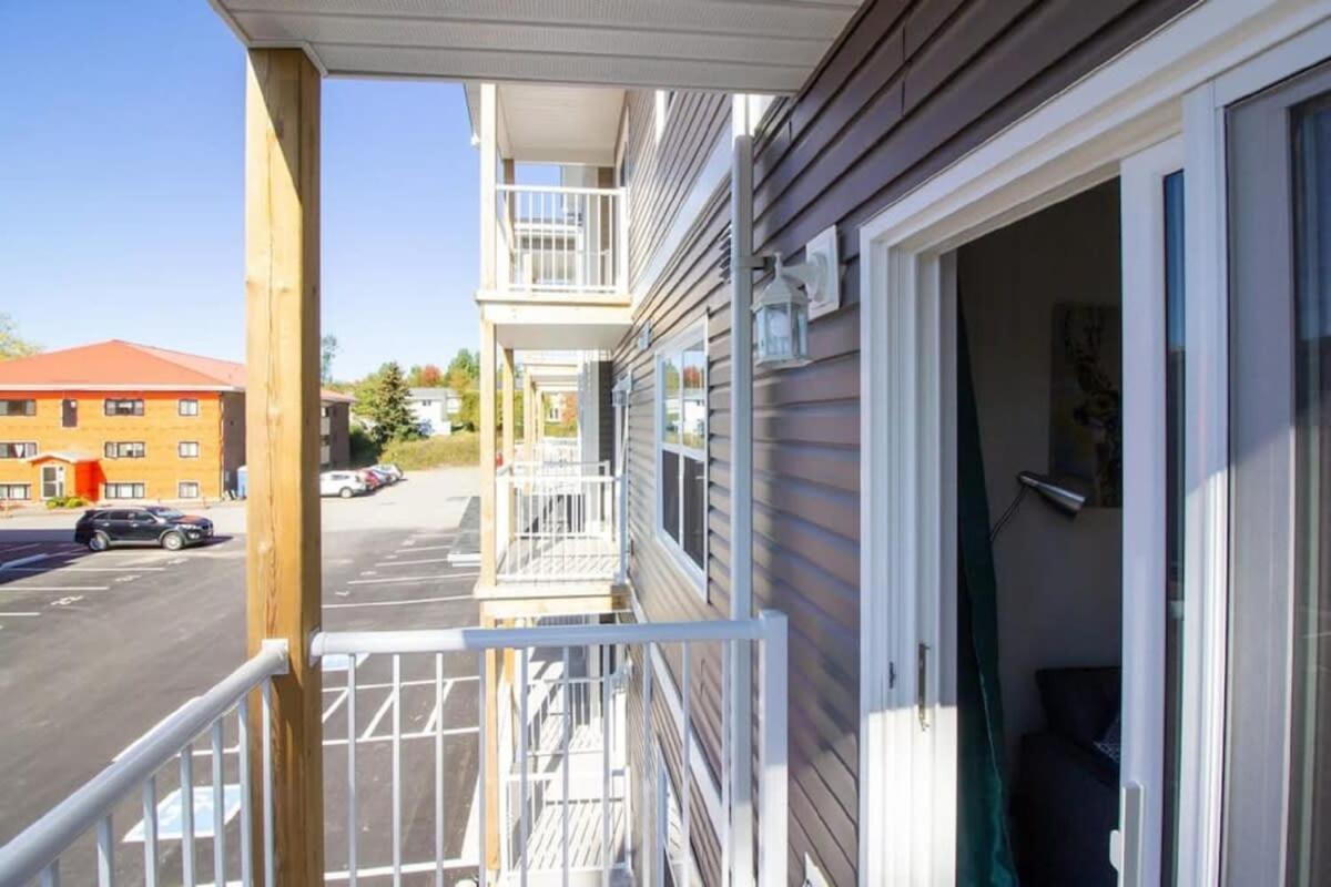 Newly Renovated Modern Condo Near Hospital, Unb Patio & Parking Coffee セント・ジョン エクステリア 写真