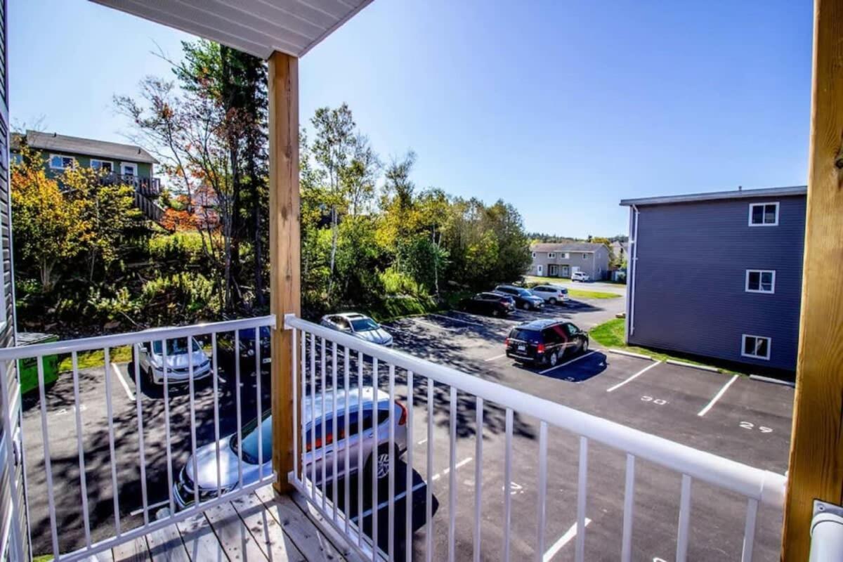 Newly Renovated Modern Condo Near Hospital, Unb Patio & Parking Coffee セント・ジョン エクステリア 写真